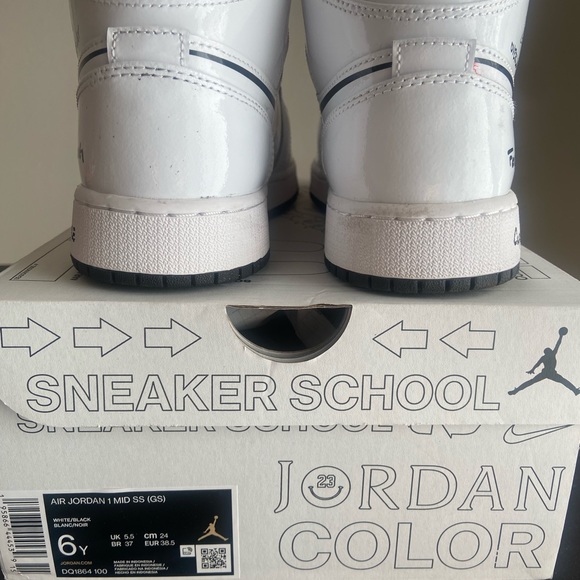 Air Jordan 1 Mid. - Picture 3 of 6